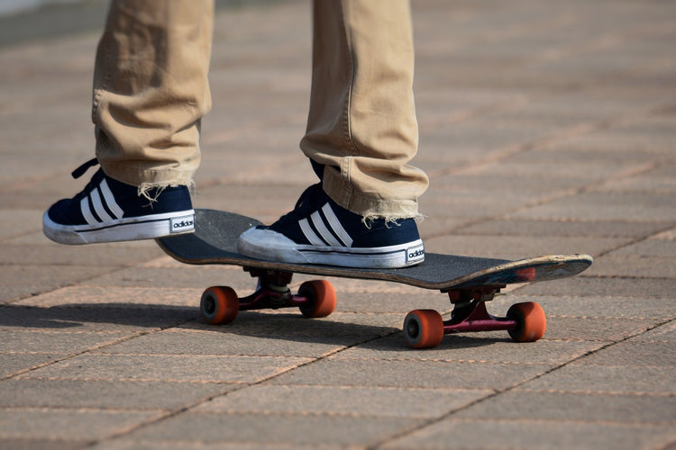 Skatboarder-pushing